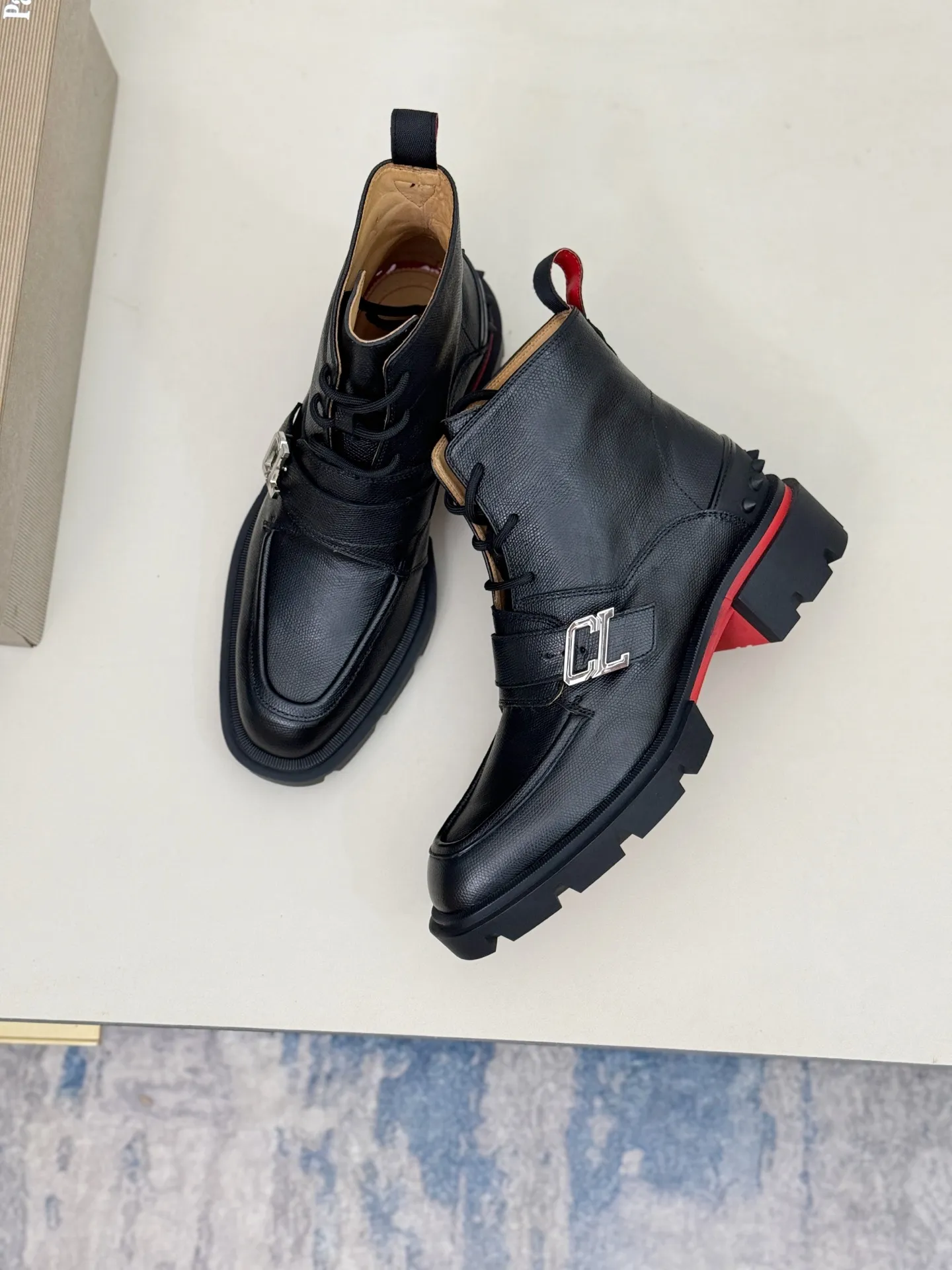 [CL～High-end men’s red-soled shoes] Top P: 940💰. Size: 39-44 (38.45.46 can be customized) 🆑Top original purchase agent Imported open-edge bead fabric and water-dyed cowhide inside 🉑️ Imported TPU rubber sole, wear-resistant and non-slip, full of European style.